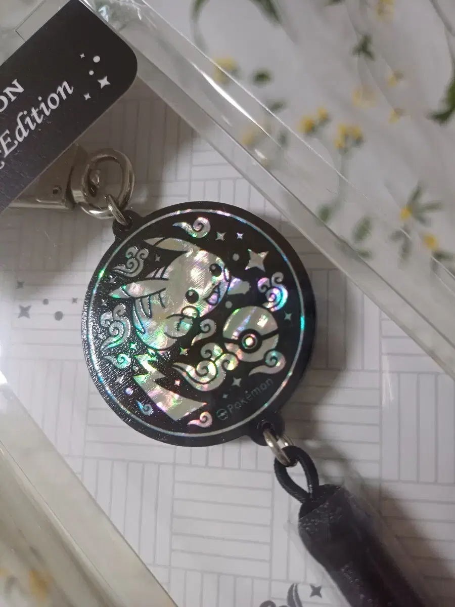 Pokémon Store Pokémon Pikachu Mother-of-Pearl Keyring 2-Piece Set