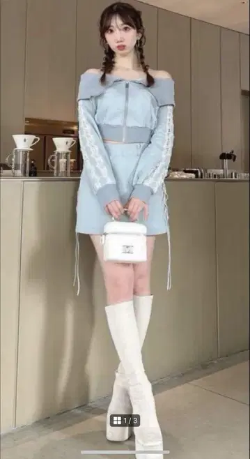다리치 오프숄더 레이스 맨투맨 상의 & 레이스업 스웨트 미니 스커트