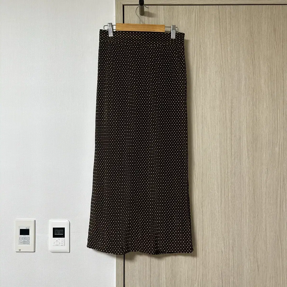 Back Banding Pleated Dot Long Skirt Brown