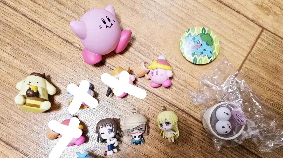 Selling capsule toys and mini figures such as Kirby, Sanrio, Pokemon, and Bang Dream!