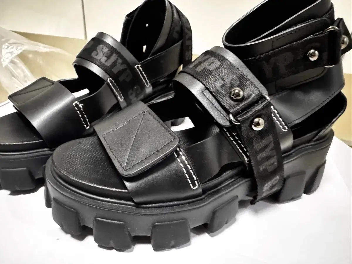 Sjyp Black Sandals