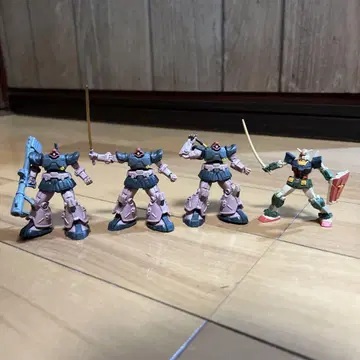 건담 S.O.G. 건담 (리얼 타입 컬러) VS 돔 3개