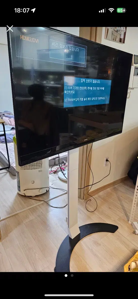 Samsung 43 inch FHD TV and stand