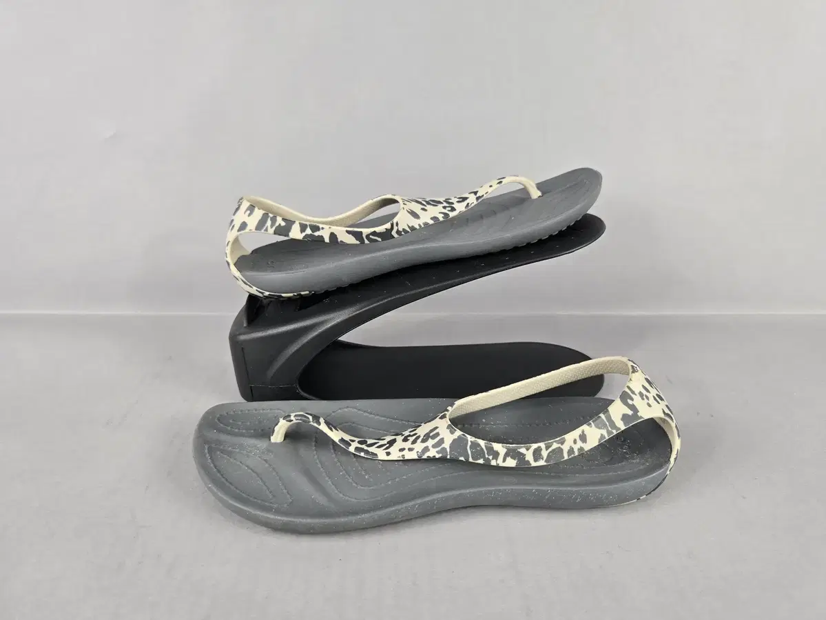 [Free Shipping] Crocs W7 (240) Sexy Wild Flip Leopard Leopard Thong