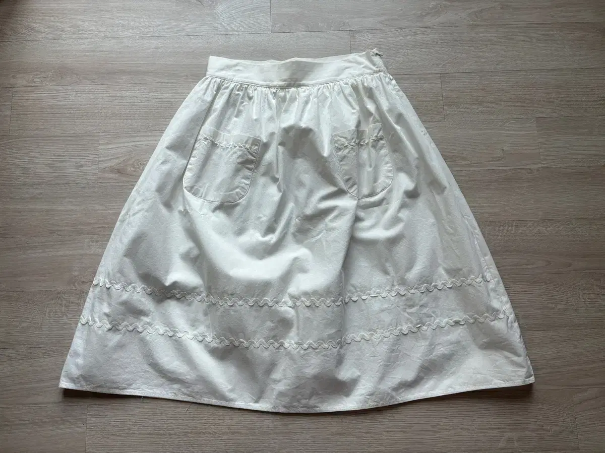 쏘딩키브레드 미디 스커트 apron skirt