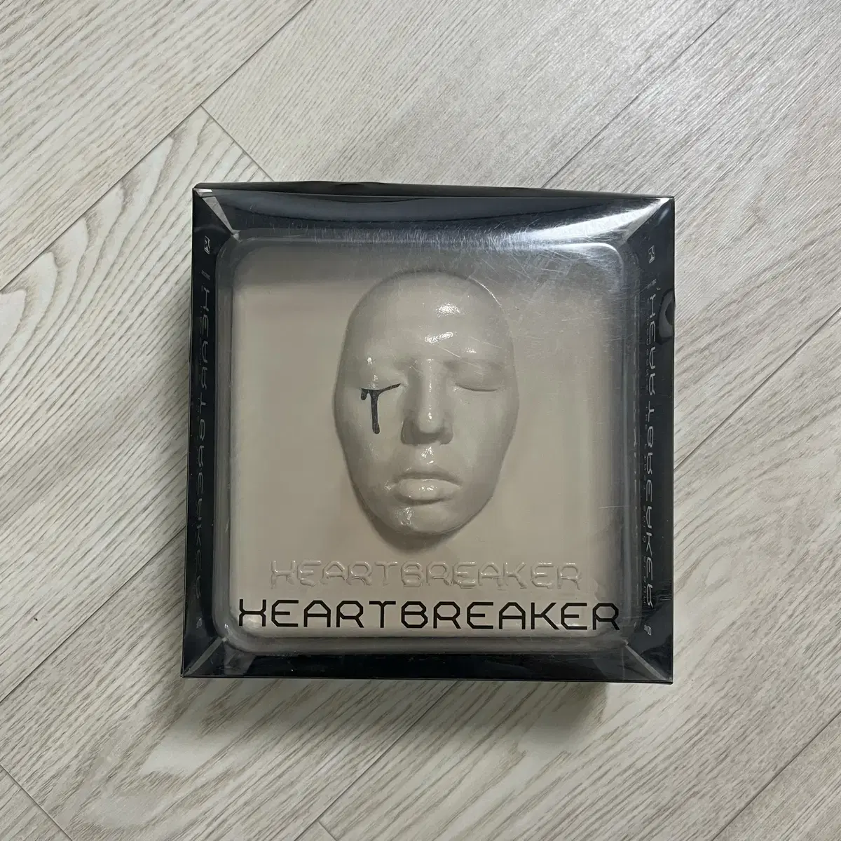 G-DRAGON | 지드래곤 G-dragon Heartbreaker album (GD) on