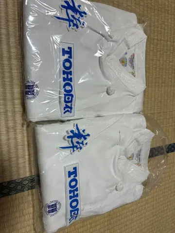 흰 옷(2벌), 요리사 코트, 앞치마, 모자(2개), 삼각형 네커치프