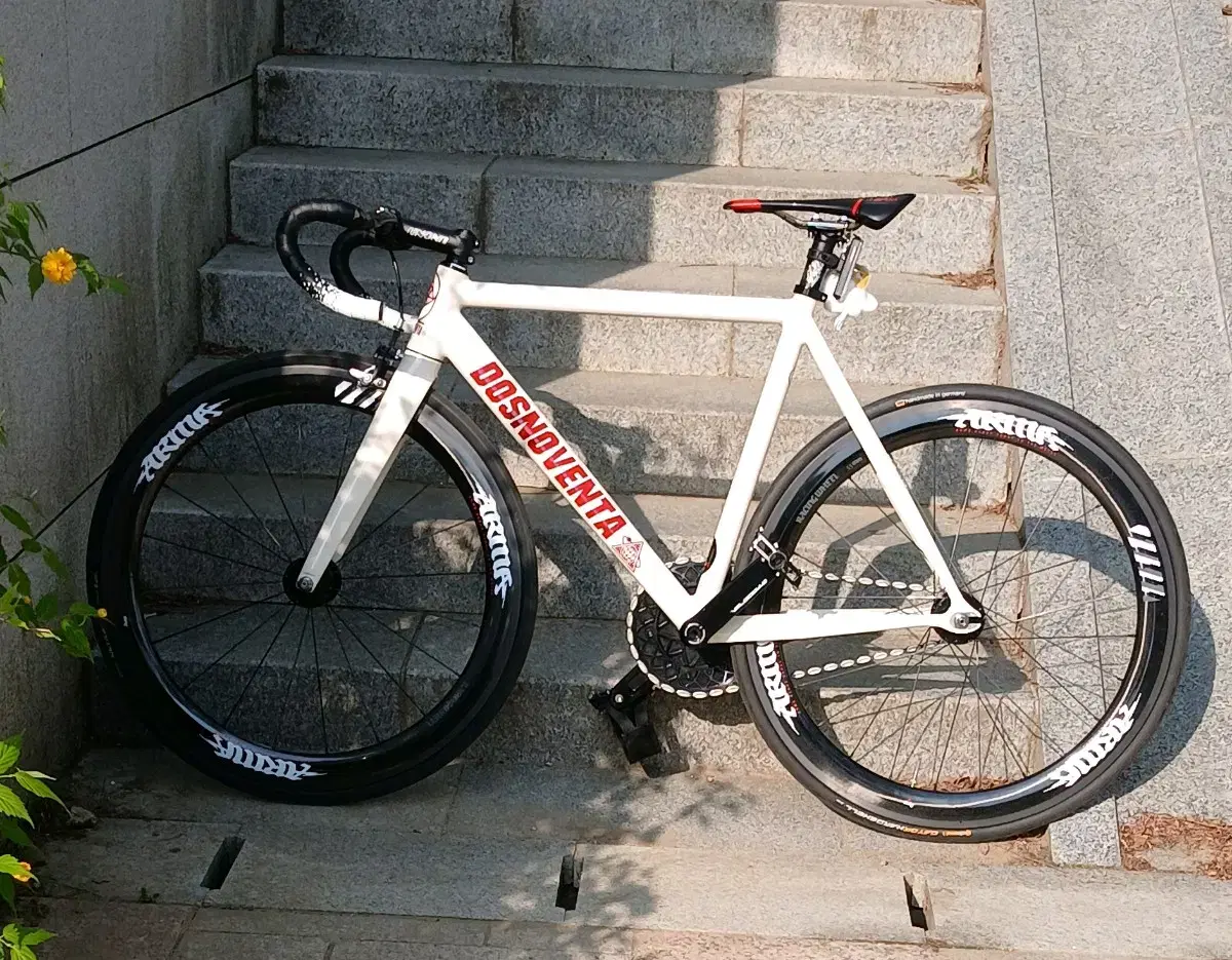 Dosnoventa Houston White/Red 1st Generation