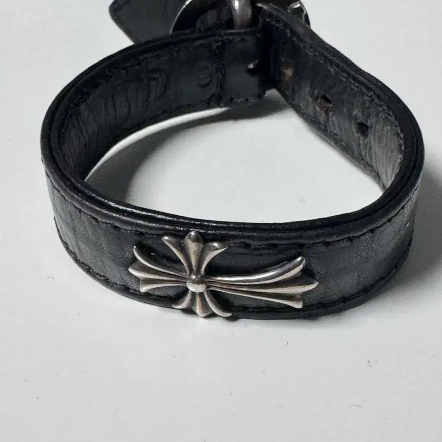 구매] 크롬하츠 타이니 크로스 팔찌 가죽