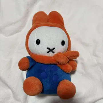 미피 머플러가 있는 봉제 인형