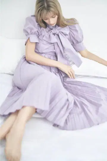 연보라색 리본이 포함된 플리츠 스커트