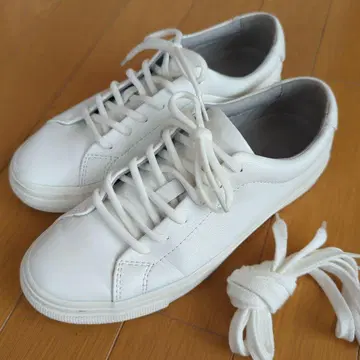무인양품 가죽 화이트 스니커즈 23.0cm 약간의 얼룩 있음