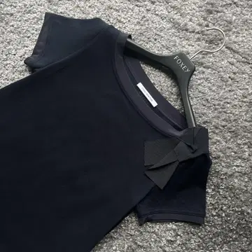 FOXEY NY 38 다크 네이비 어깨 리본 티셔츠
