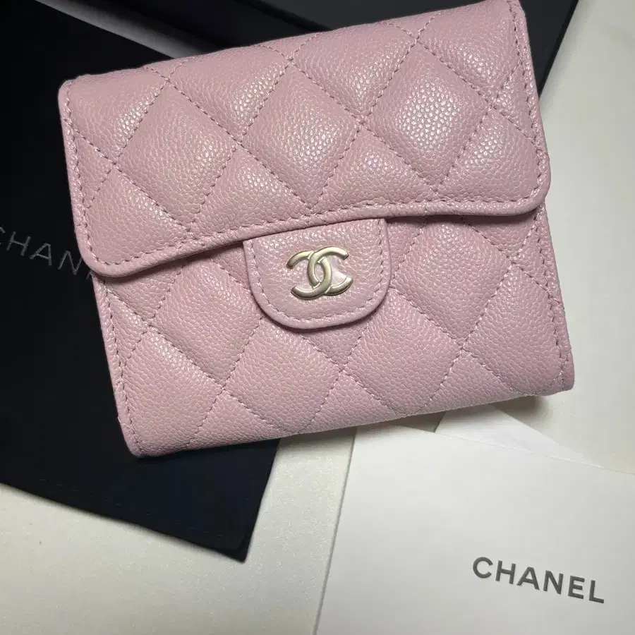 CHANEL 샤넬 Chanel Caviar Classic Bi-Fold Wallet AP0231 Light