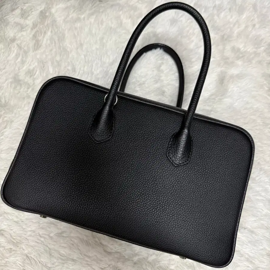 Yona Box Bag (Han Ga-in Bag) on Bunjang Global Site.