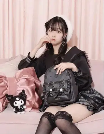 노에미 쿠로미 엠보 인조 가죽 백팩