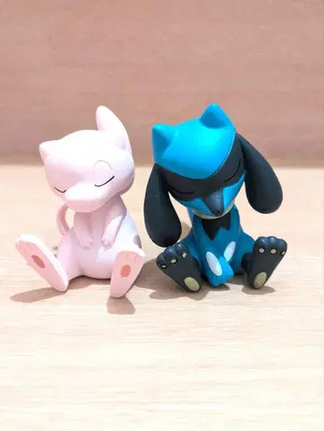 어깨 쿵 포켓몬 뮤우 & 리오루