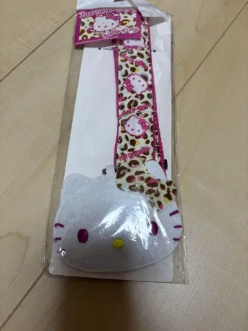 새상품 헬로키티 레오파드 무늬 카메라 스트랩