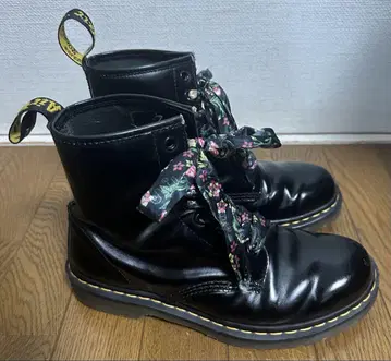 Dr.Martens 닥터마틴 8홀 부츠 꽃무늬 슈레이스
