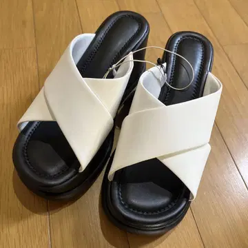유니클로 플랫폼 샌들 M