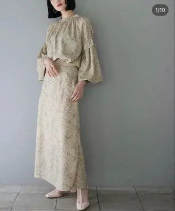 루미에 펜 터치 플라워 I 라인 스커트