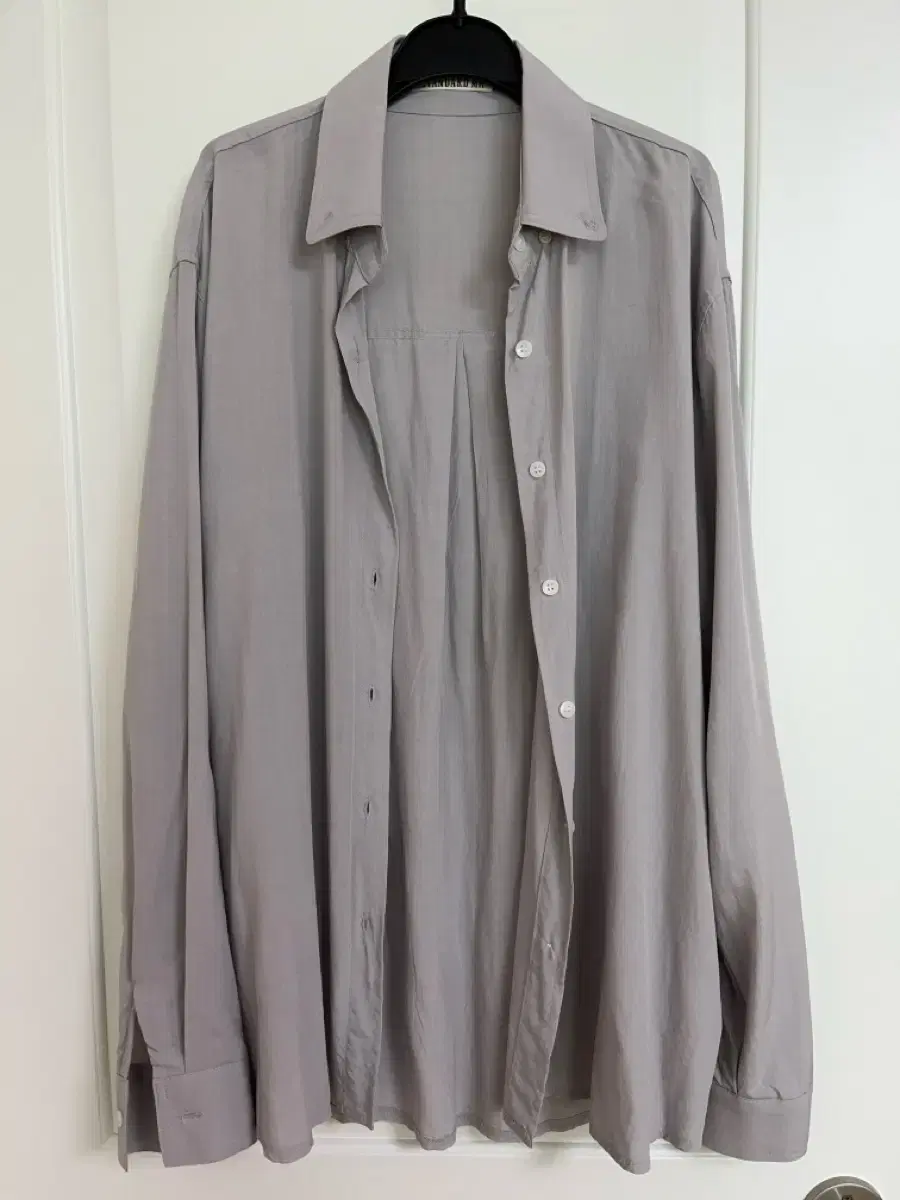 Gray shirt / Kim Ahop Laroom Reetkeem Sand House Blackup Autumn