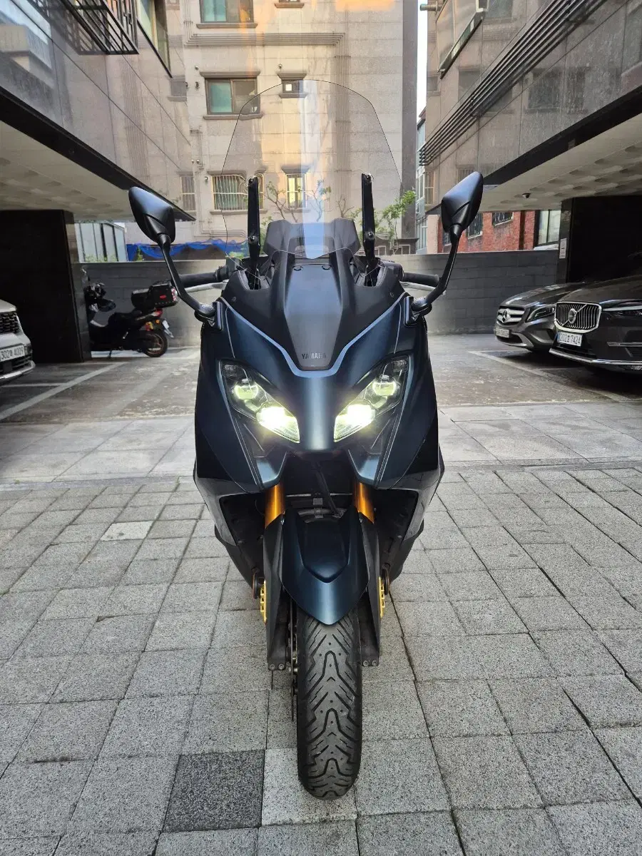 Selling the new Tmax 560 Tech Max 2023 model quickly at a low price.