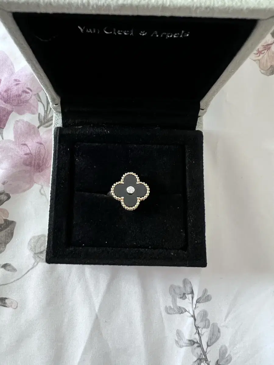 Vahn Cleef & Arpels Alhambra Onyx Ring No. 51