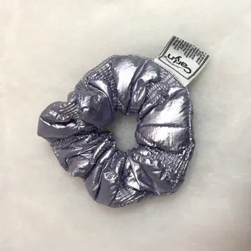 "carlyn" 메탈릭 퀼팅 스크런치