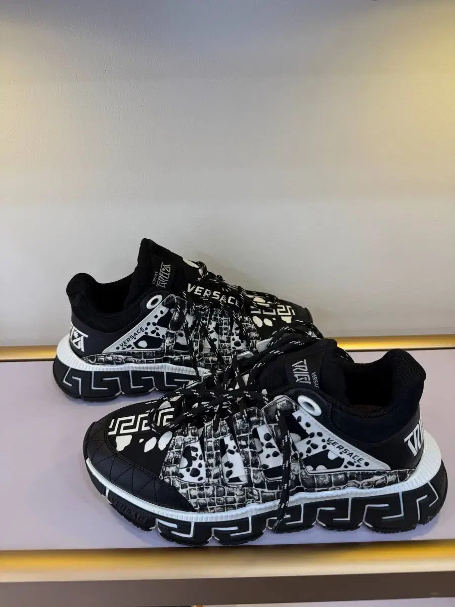 Like new Versace Trigreca shoes size 40