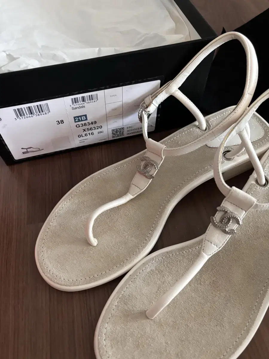 (새상품)샤넬 cc로고 쪼리 샌들 화이트/실버 (38) G38349