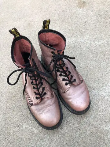 Dr. Martens 8홀 부츠 핑크 메탈릭
