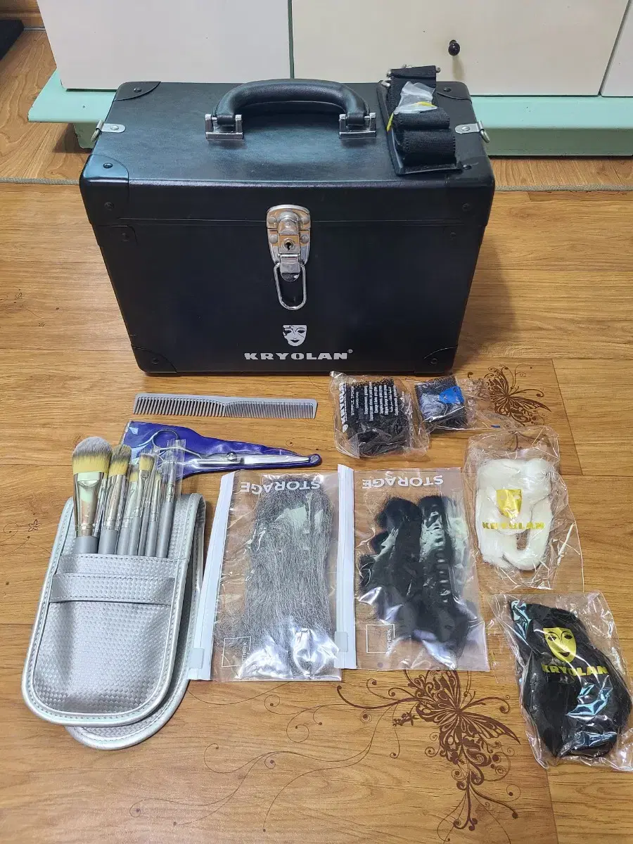 Makeup props including box