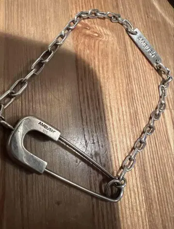 앰부쉬 안전핀 브레이슬릿
