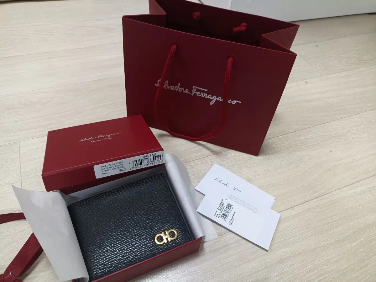 정품/페레가모 남성반지갑 금장간치니 올블랙/선물추천 새제품