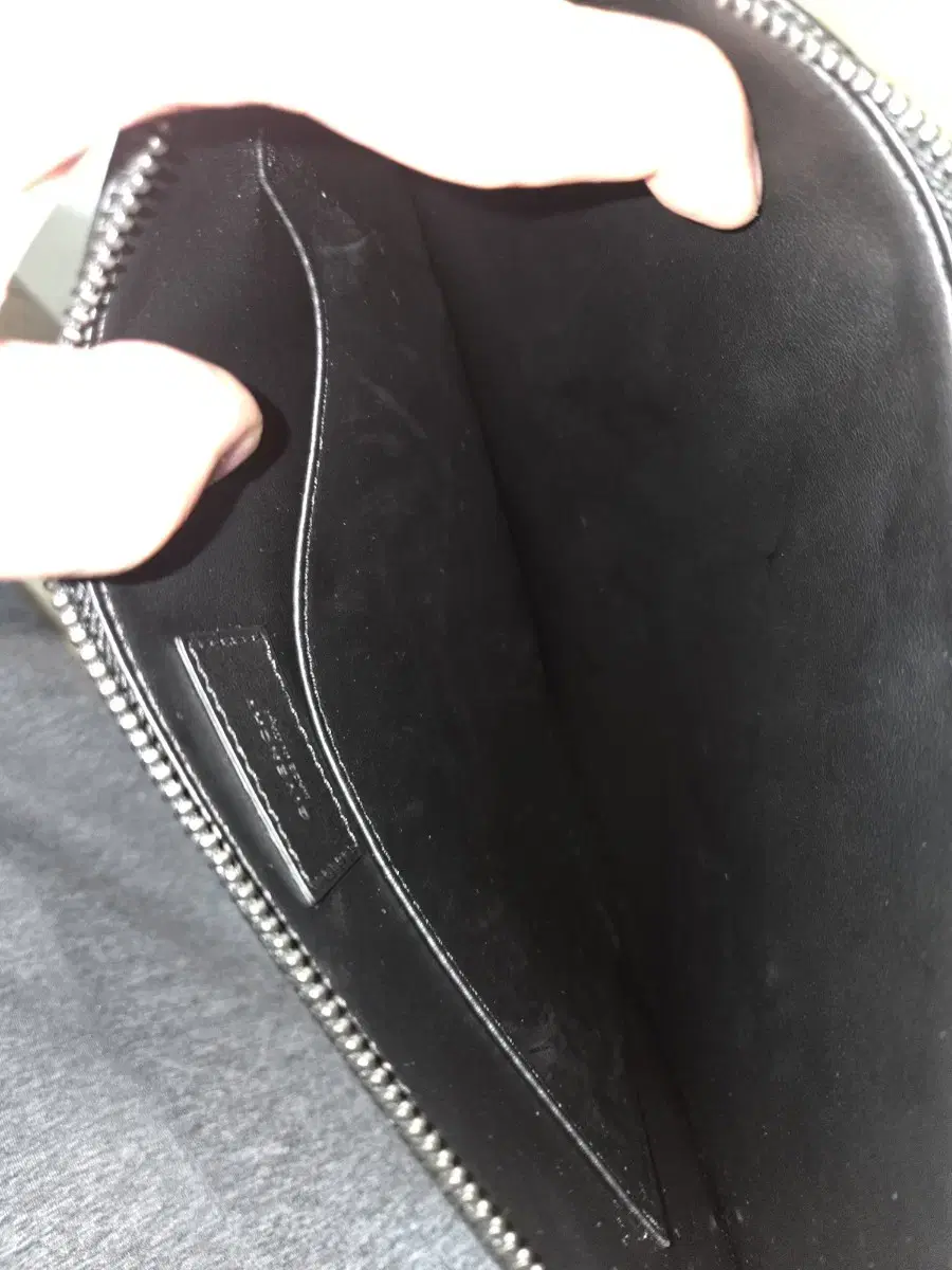 지방시 시그니처 레인보우 클러치 팝니다