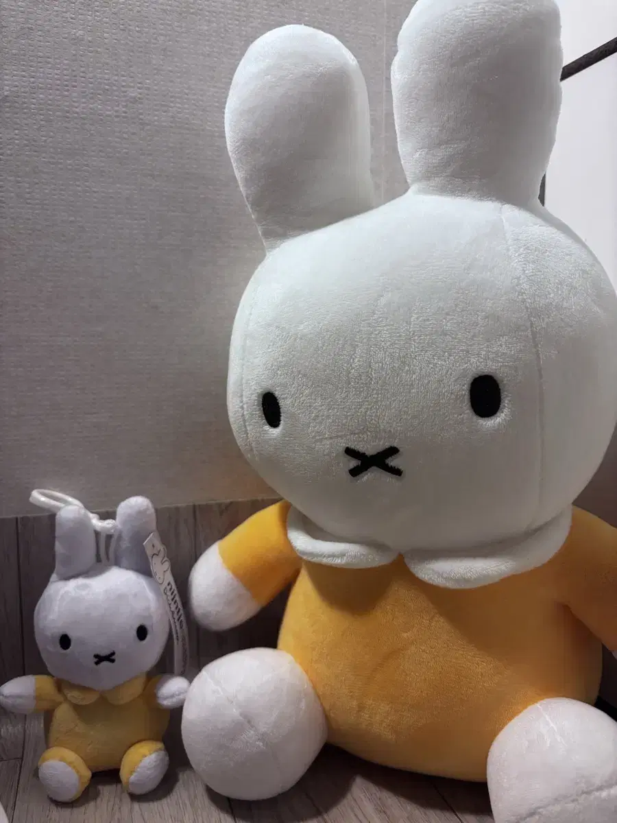 노랑이 옷을 입은 미피 키링
