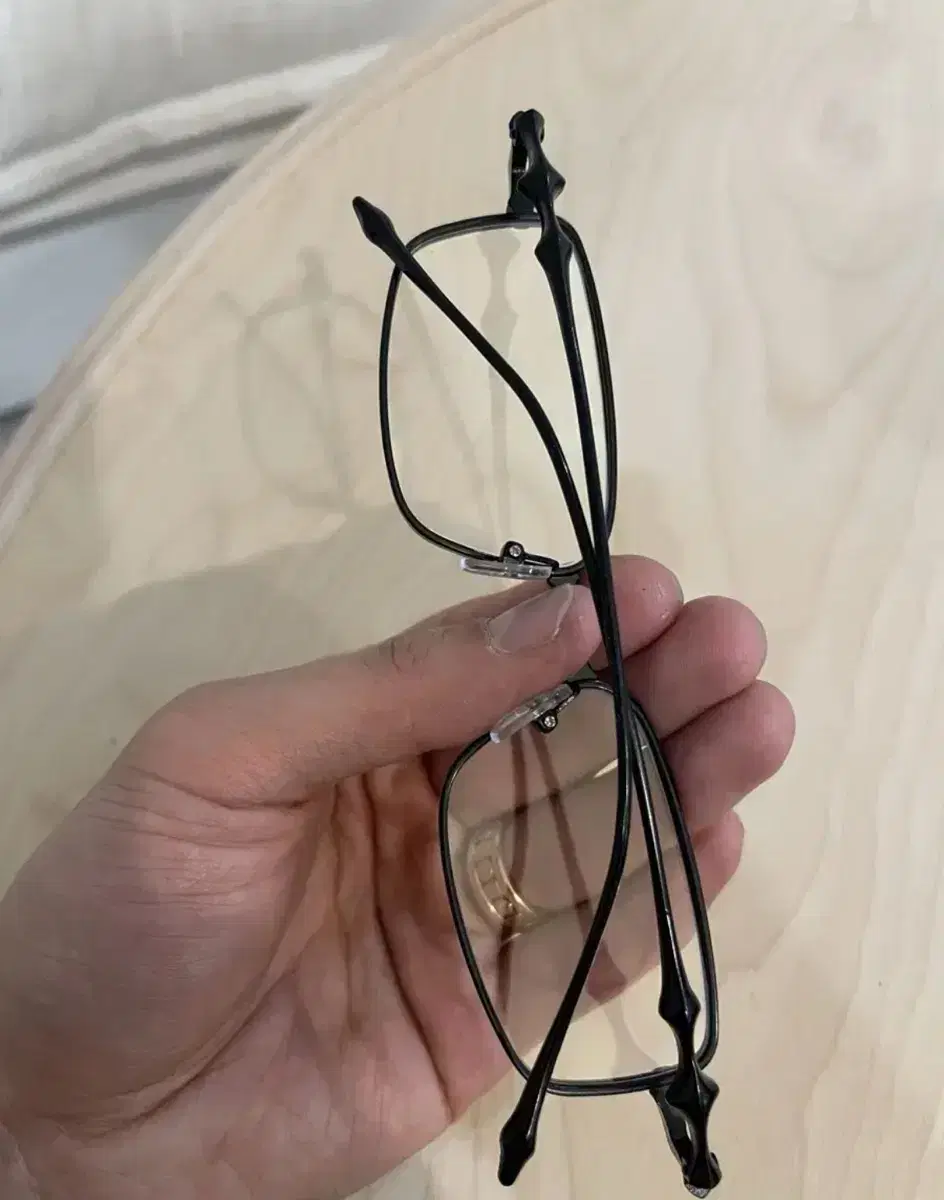 빈티지 긱시크 블랙 안경테 디테일 안경테 무테