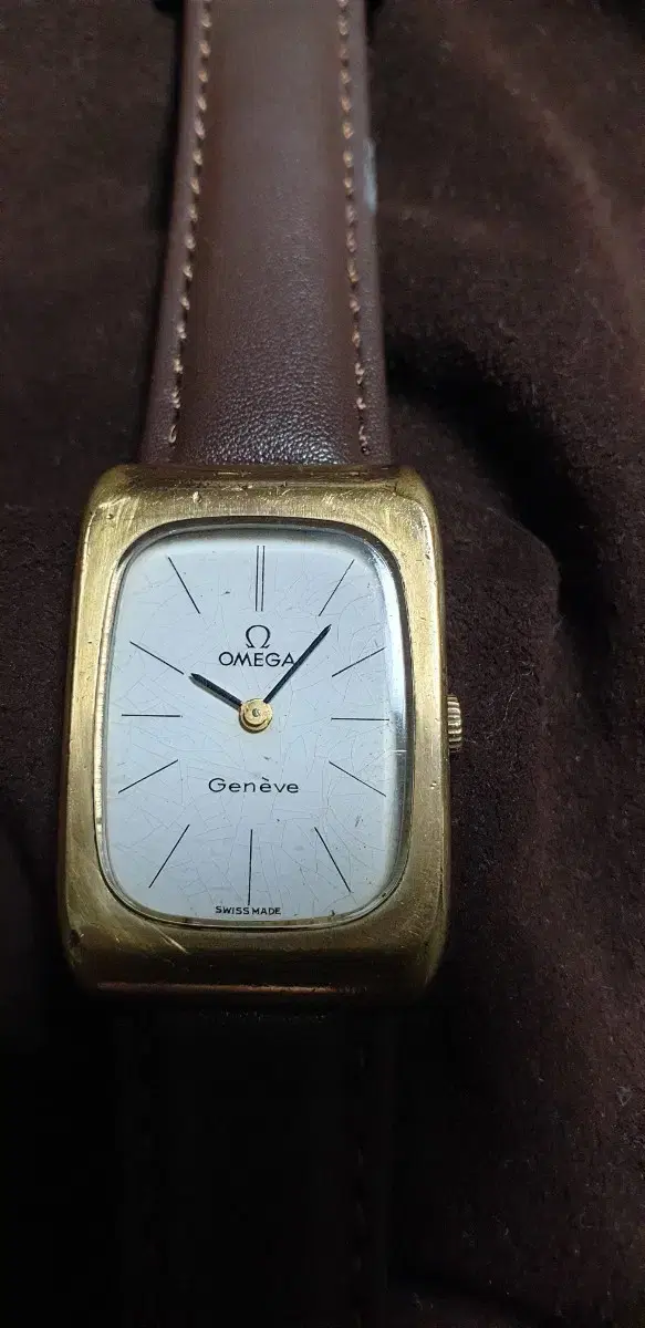 Selling a vintage Omega Geneve manual winding watch.