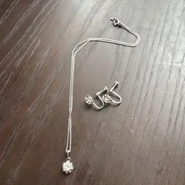 크리스탈 스톤 꽃 모양 목걸이와 귀걸이 유품 정리
