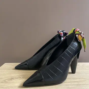 새상품 PUCCI 블랙 펌프스