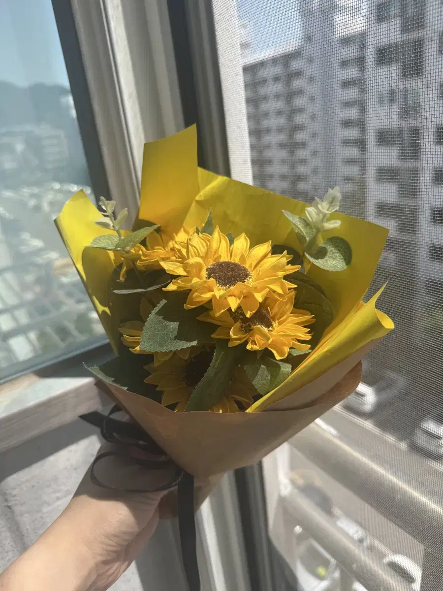 Sun-filled sunflower mini bouquet