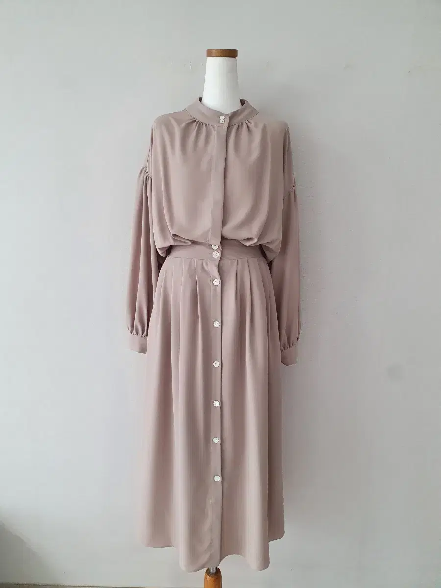 Elegant Long One-piece with a Pretty Waistline