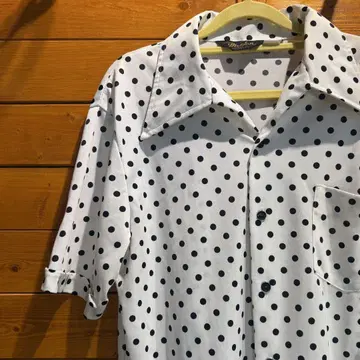 50년대 스타일의 미국 빈티지 폴카 도트 셔츠 모드 70년대