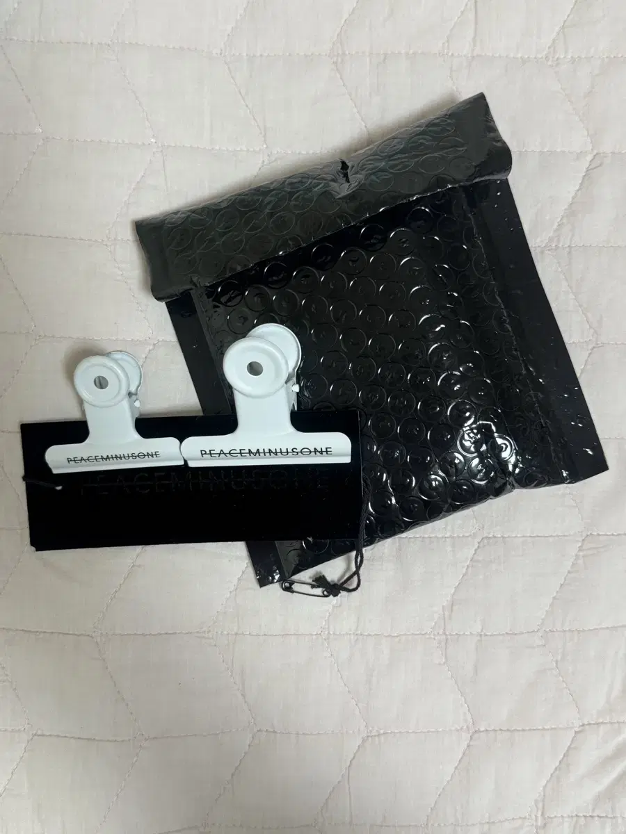 PEACEMINUSONE Clip White
