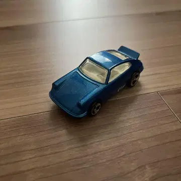 파란색 메탈릭 포르쉐 미니카