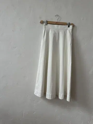 유나이티드 애로우즈 화이트 맥시멈 스커트, 멋진 실루엣