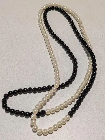 블랙과 화이트 펄 스타일의 롱 목걸이