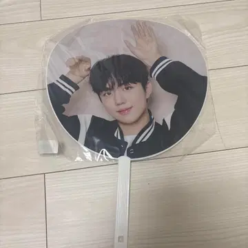 박지후 부채 EVNNE