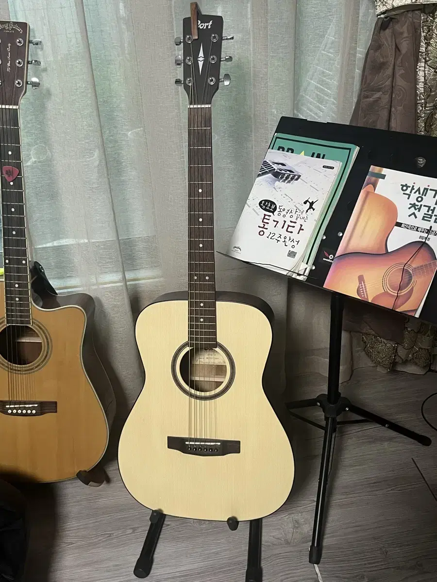 Cort aF550 op Entry-Level Guitar